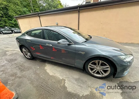 2013 Tesla Model S из США, поврежденный, VIN 5YJSA1AC6DFP10886